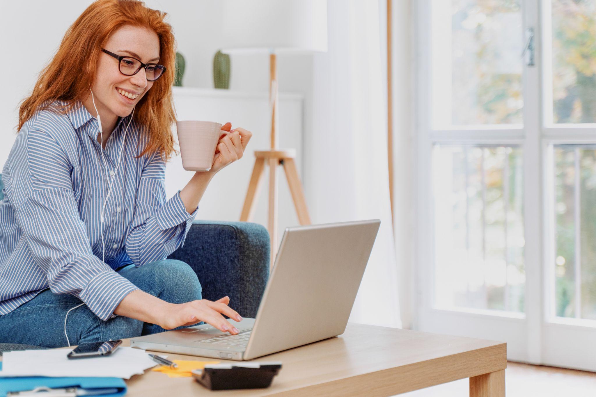 An image of a woman taking advantage of flexible learning options taking SAP HANA classes.